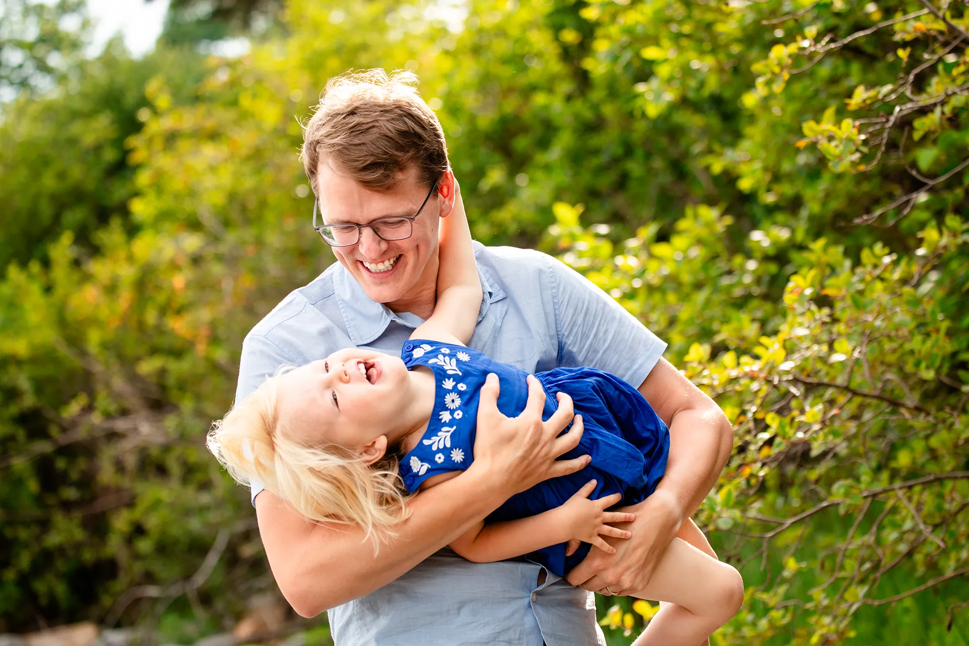 maine family photography moldawer mandsager 10 A dad plays with his daughter as she laughs during a family portrait session in Lamoine, Maine.