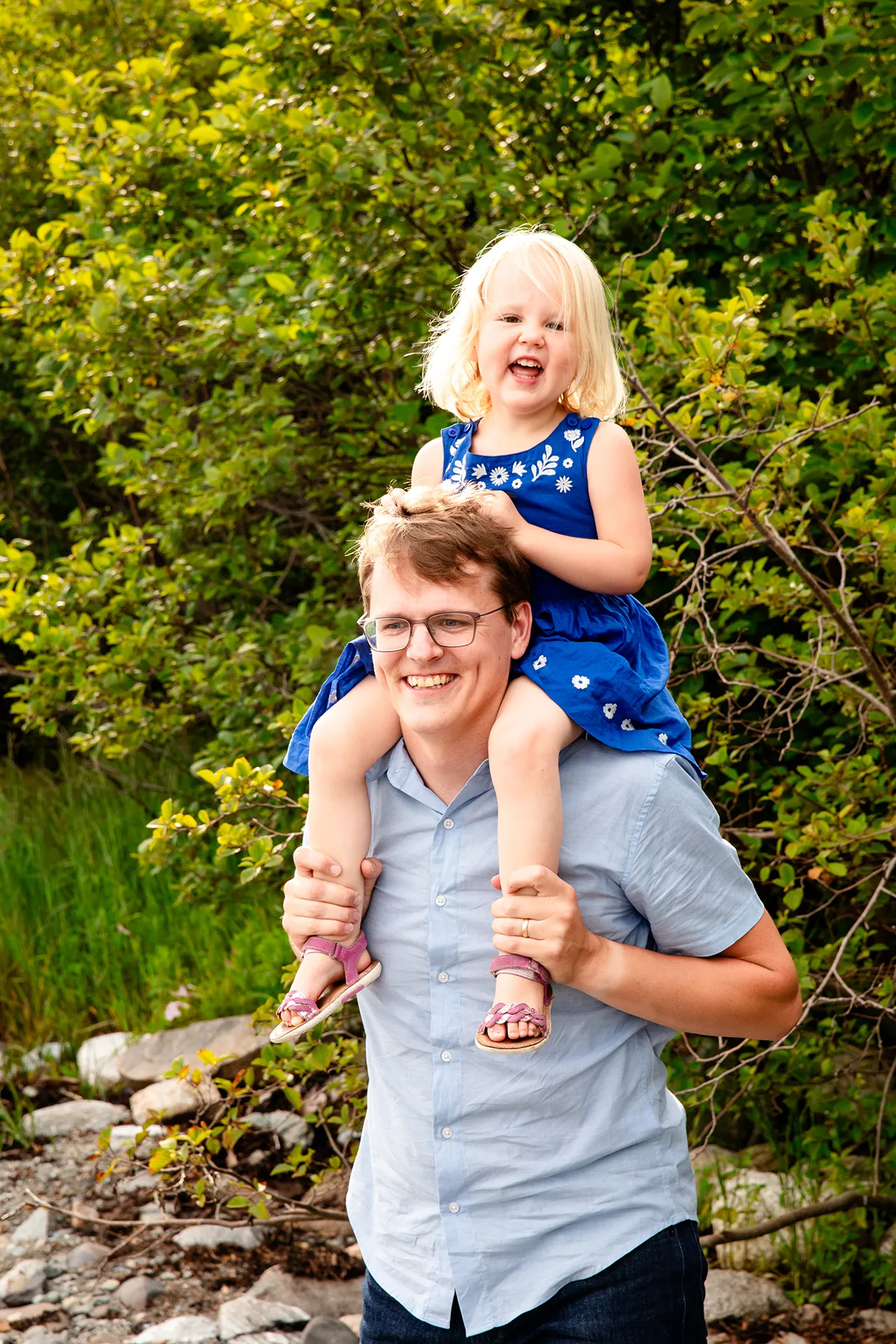 maine family photography moldawer mandsager 11 A dad carries his young daughter on his shoulders as she laughs during a family portrait session in Lamoine, Maine.